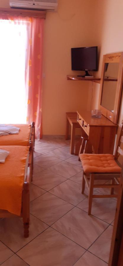 To Spiti Tis Eirinis Apartment Poros Town Bagian luar foto