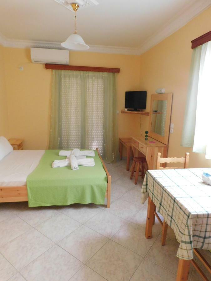 To Spiti Tis Eirinis Apartment Poros Town Bagian luar foto
