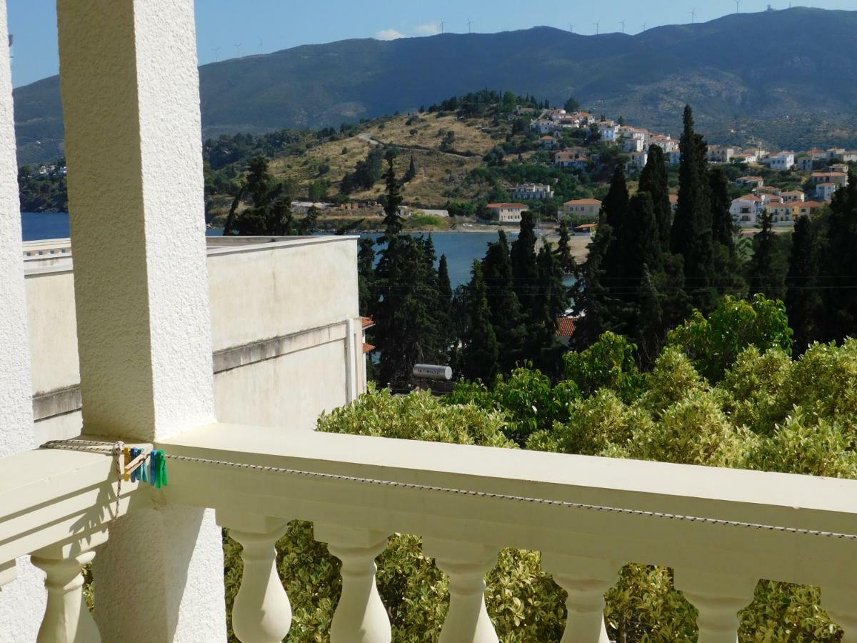 To Spiti Tis Eirinis Apartment Poros Town Bagian luar foto
