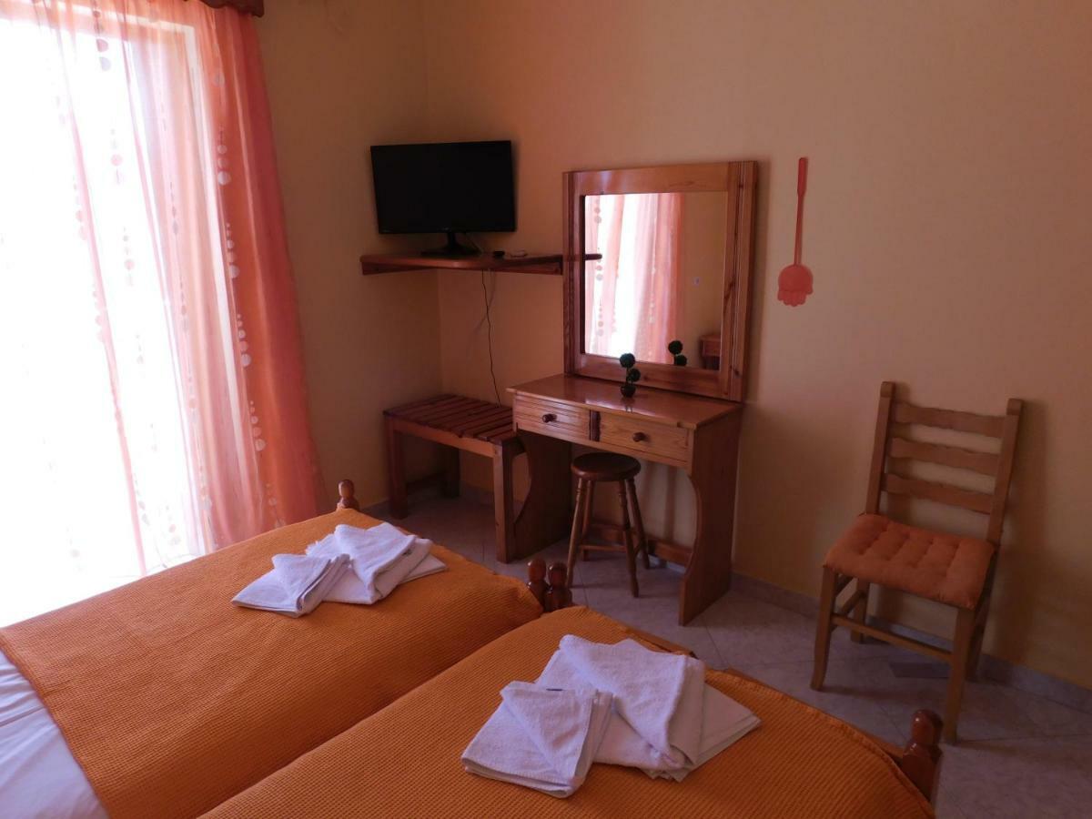 To Spiti Tis Eirinis Apartment Poros Town Bagian luar foto